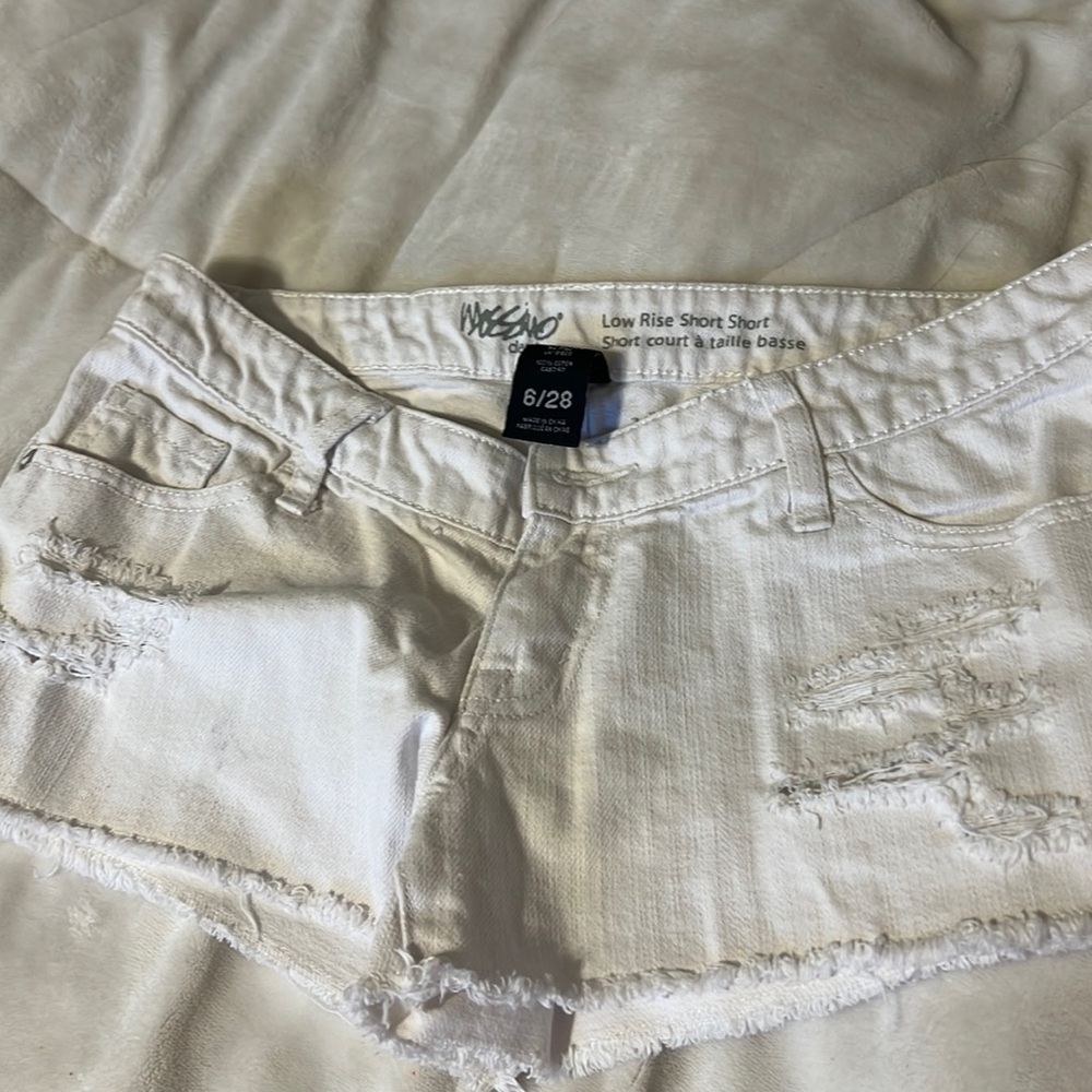 White cut off shorts.low rise . Short cut .